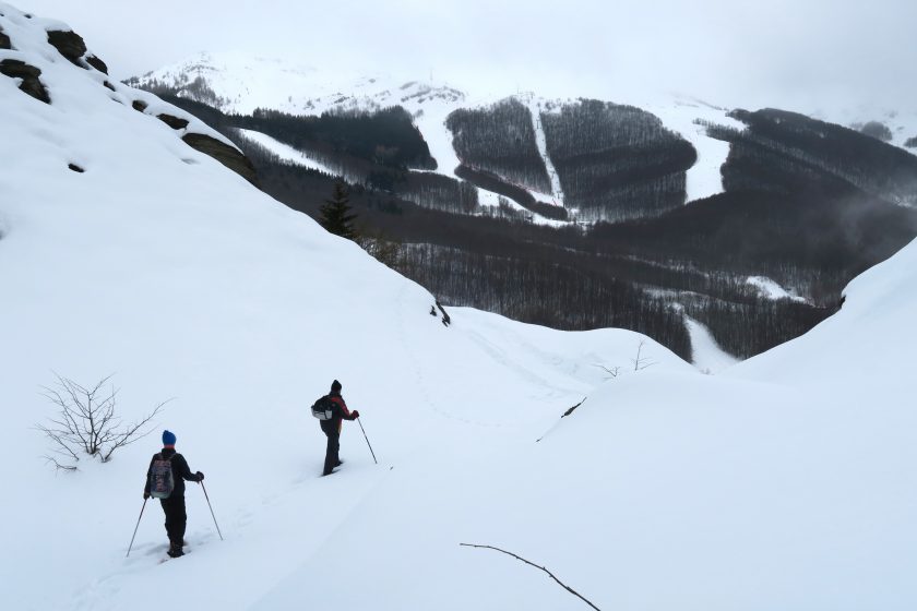Vacanciers en train de faire une randonnée en raquettes dans la neige