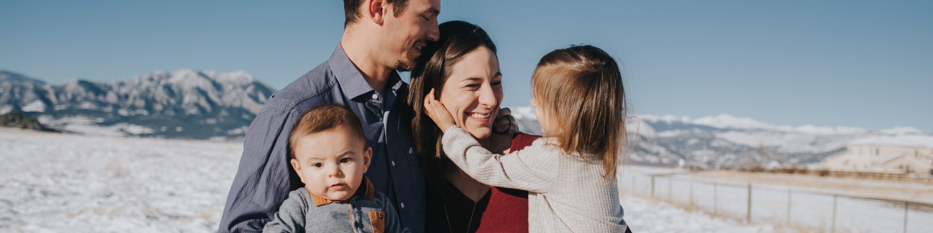 famille nombreuse avec des enfant en vacances a la montagne