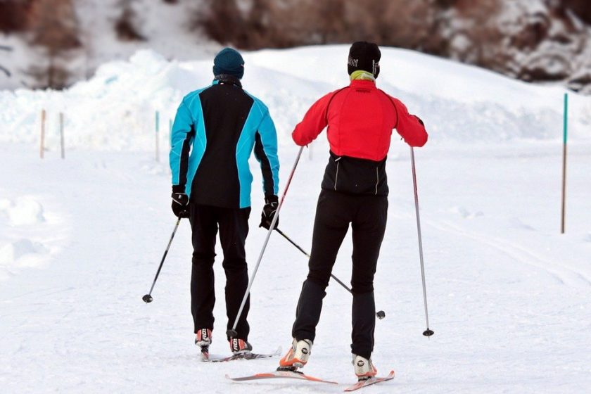 deux personnes faisant du ski de fond